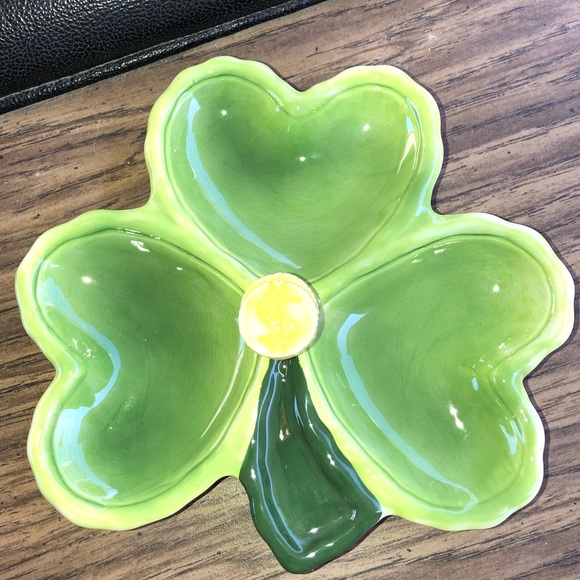 Green Clover has 3 sections and $ in center - Picture 5 of 8